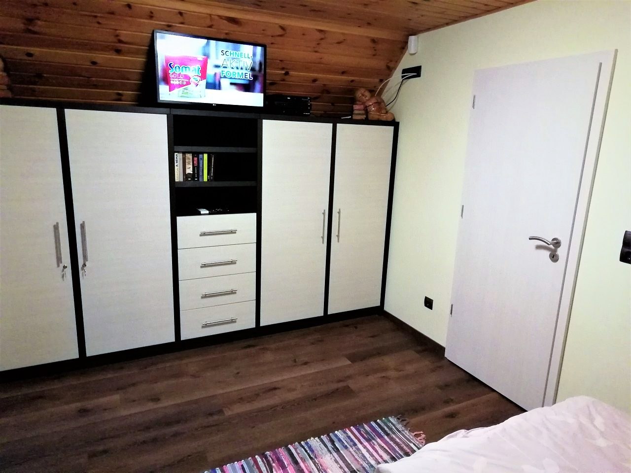 A hálószoba szekrénysora televízióval