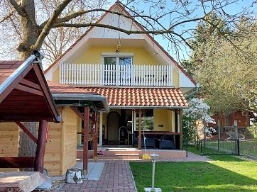 A stég a holtágon, csónakkal és vízibiciklivel