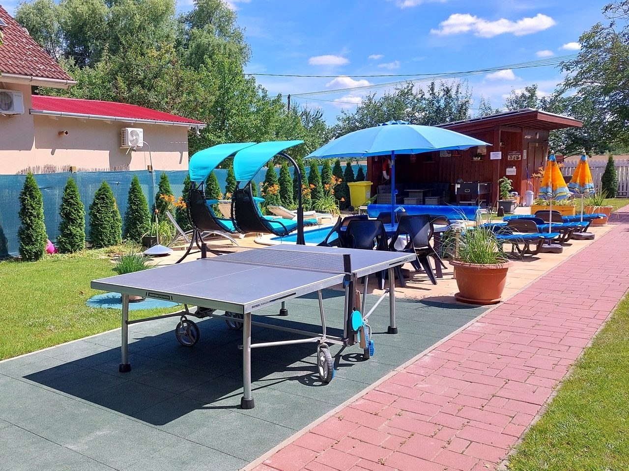 Pingpongasztal a medence mellett